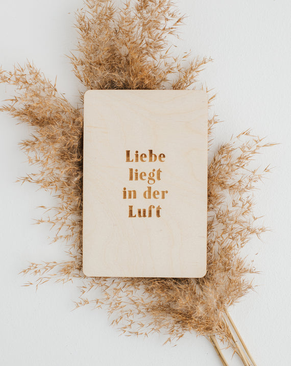 Holzkarte Liebe liegt in der Luft